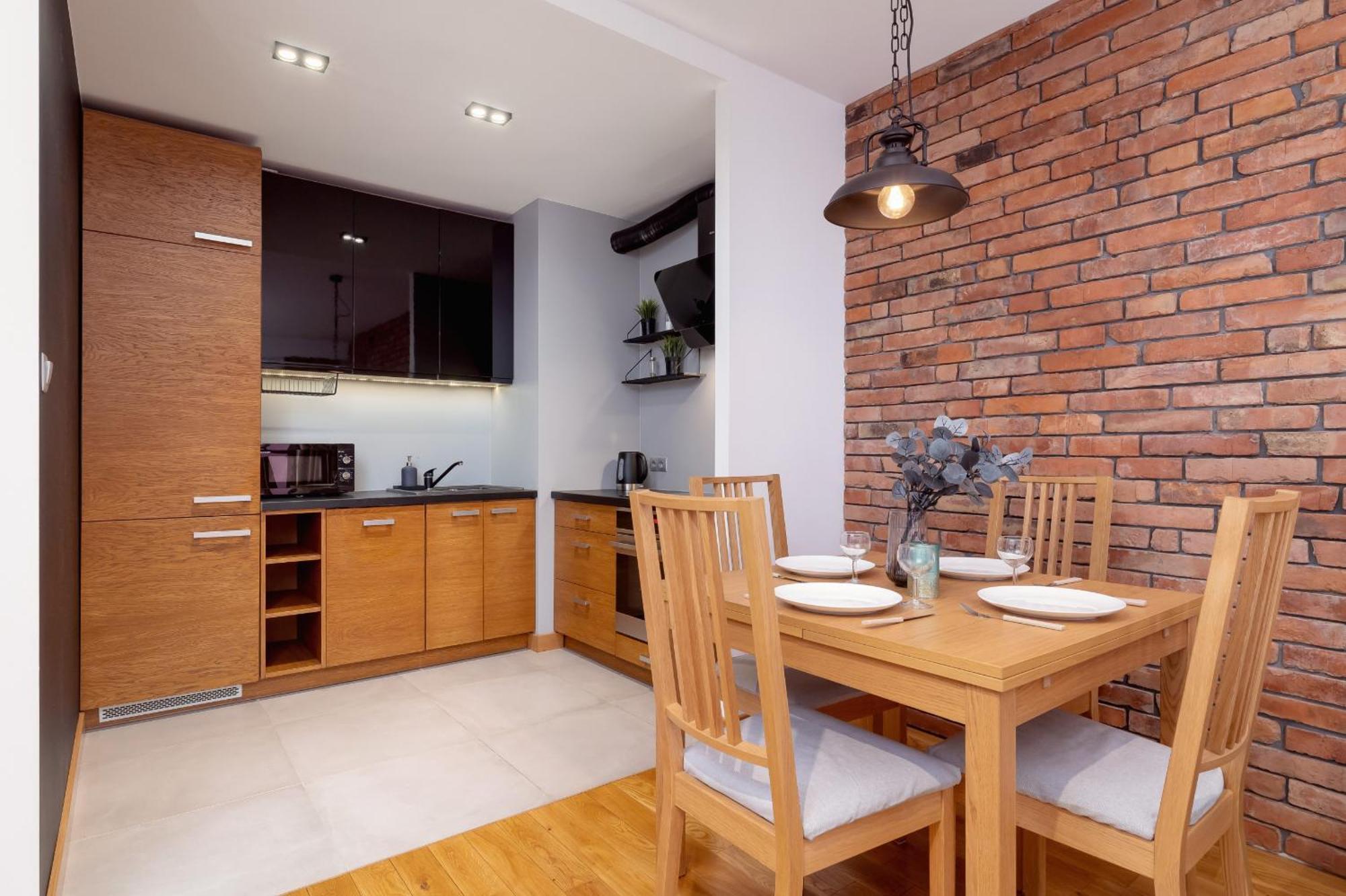 Apartment Industrial Fredry With Parking By Renters