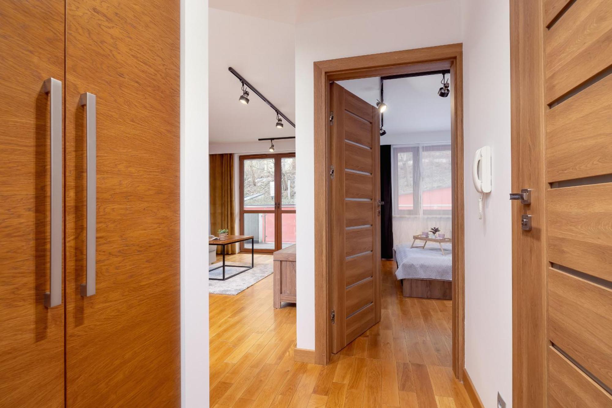 Industrial Fredry With Parking By Renters Apartment *