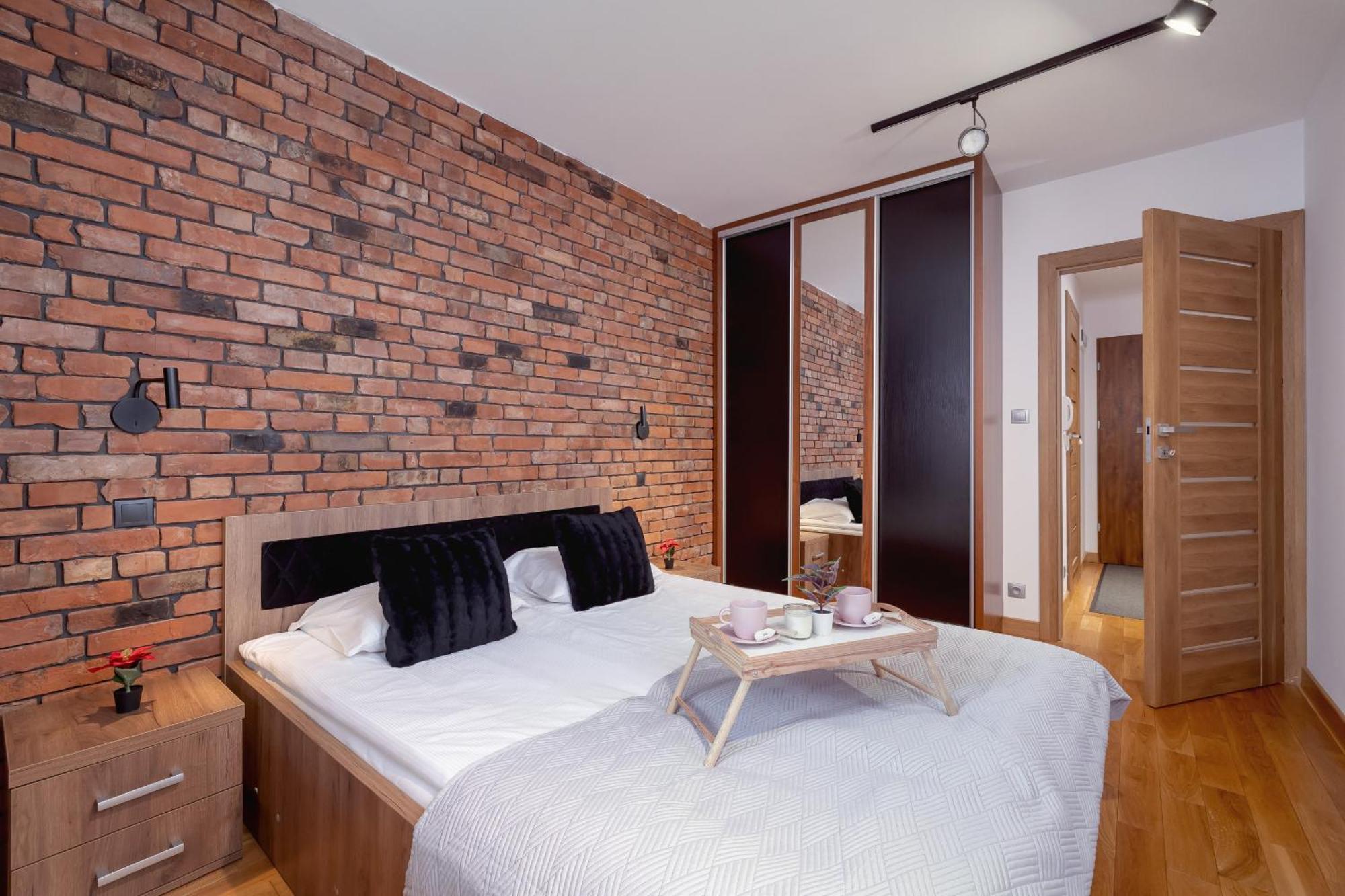 Industrial Fredry With Parking By Renters Апартаменти